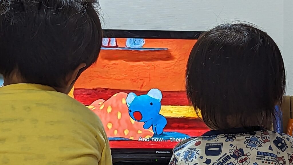 テレビで『うっかりペネロペ』の英語DVDを再生している様子。ペネロペの画面が見え、家庭での視聴風景が伝わる写真。